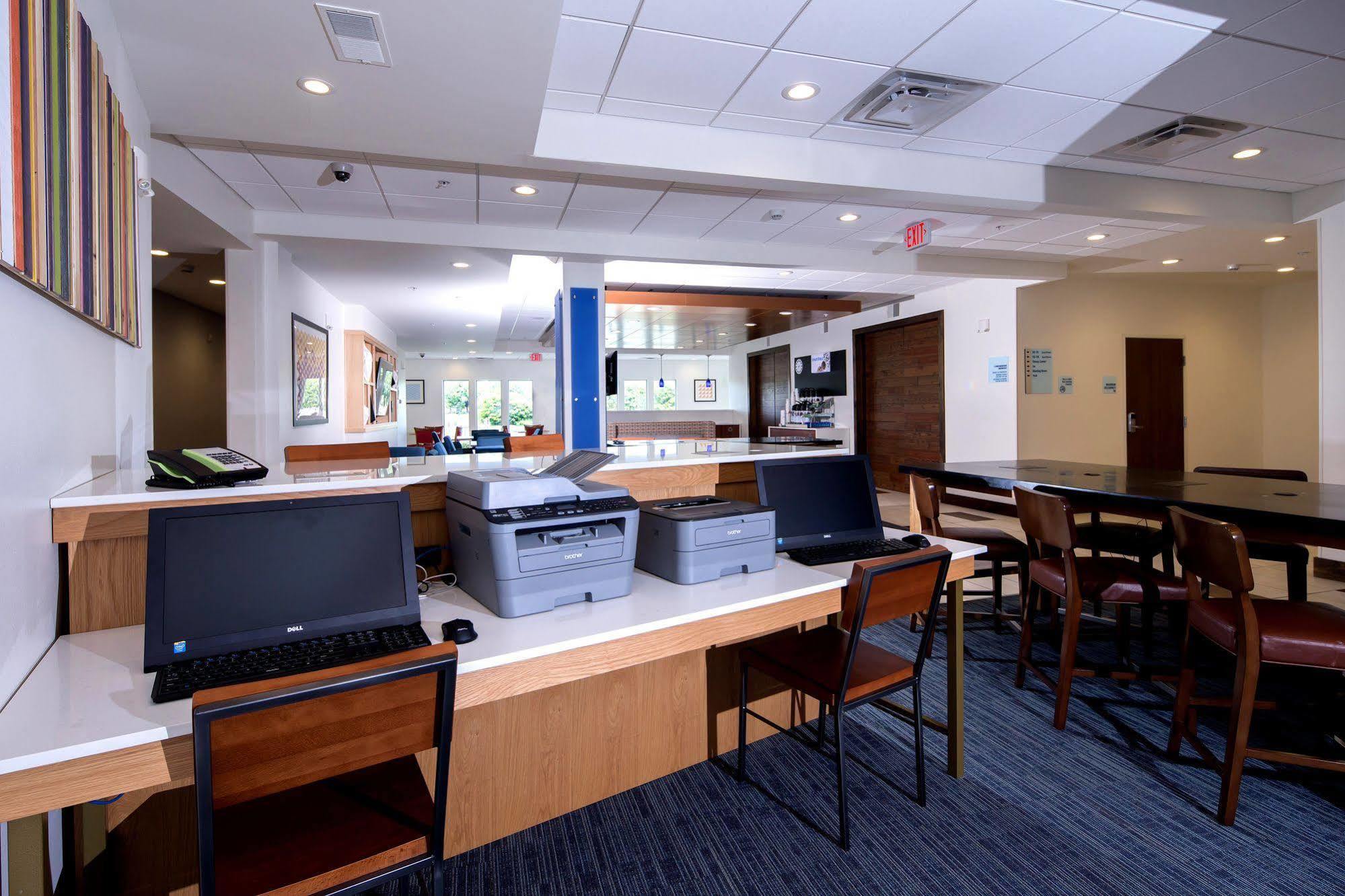 Holiday Inn Express & Suites - Portage By Ihg Bagian luar foto
